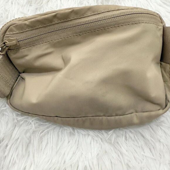 Unisex Lululemon Everywhere Belt Bag Mini in Light Beige One Size - Picture 7 of 7